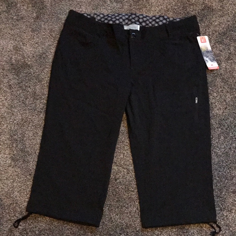 Moisture wicking active capris
